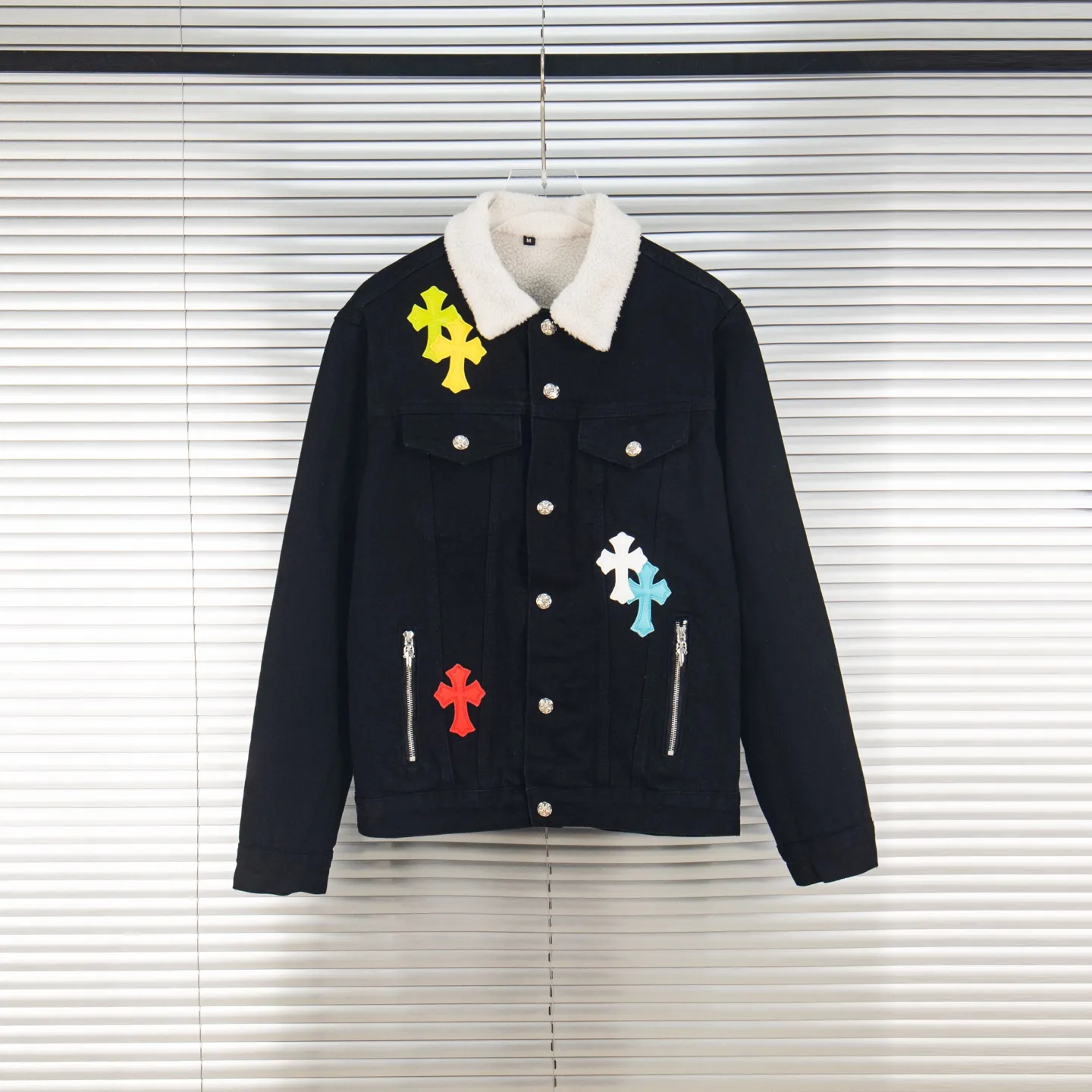 P360 high version (lamb wool) Chrome Hearts Chrome Hearts colorful patchwork lamb fur collar jacket, the same style as the Internet celebrity star's cross-printed denim jacket, the unique cross design element is full of design. It is made of 100% denim cotton fabric with heavy coarse yarn count, which ensures a stiff and tough silhouette while being soft, comfortable and breathable. The lapel is designed with silver buttons and is full of texture. The classic white cross logo is all over the dress, making it a perfect versatile style for spring and summer! The original loose version is made of high-quality pure cotton fabrics. The fabric pattern is high-definition and delicate without burrs. It is comfortable and breathable to wear. All the buttons are molded and customized. It is casual and fashionable and can be matched with any bottoms. It can be windproof and sunproof in spring and summer. It can be worn outside in autumn and winter! Easily concave shape makes you look slimmer and taller, perfect for both men and women! Style number: 1838# Color: Black Size: S M L XL